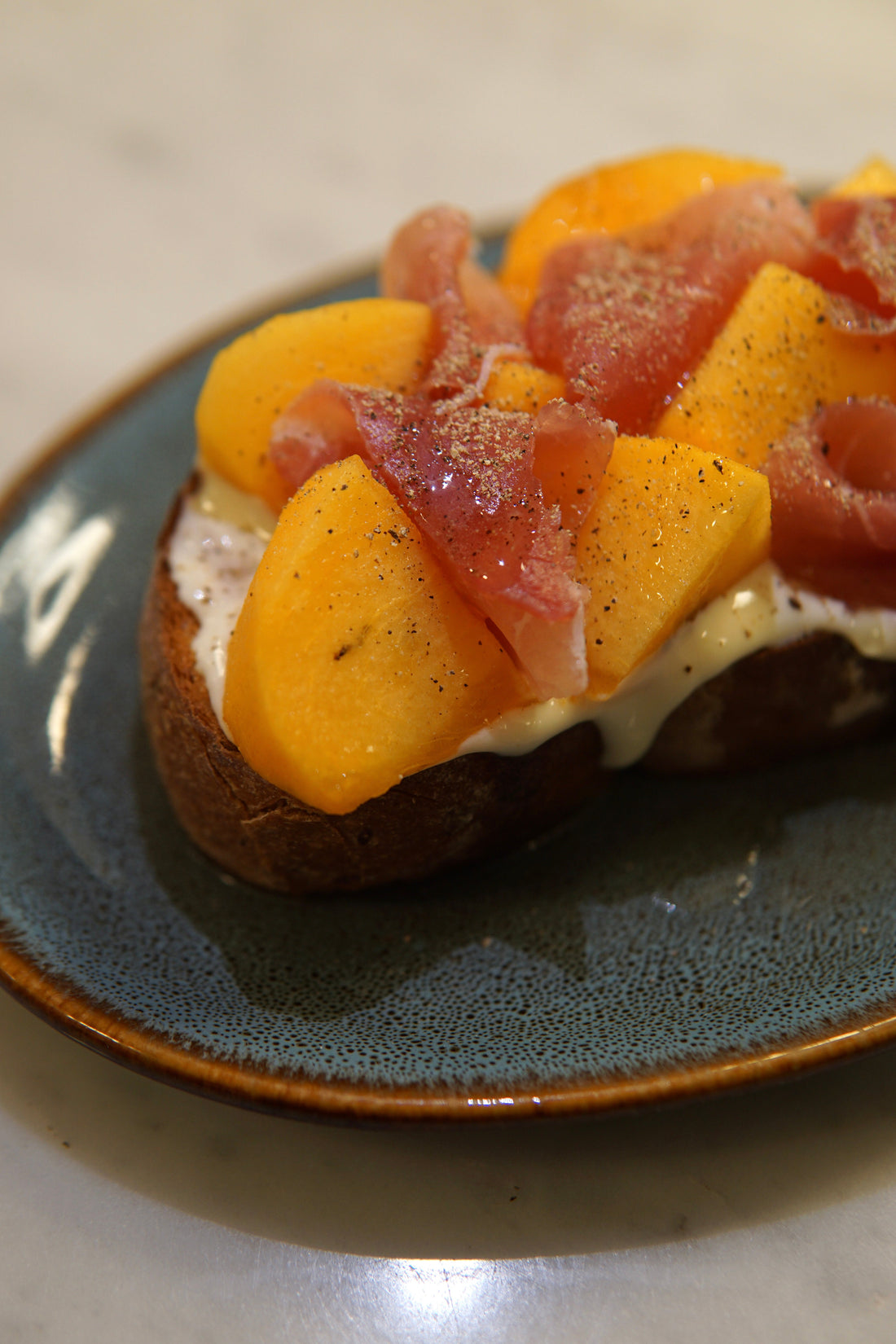 柿とチルク。三茶で出会える贅沢モーニング。