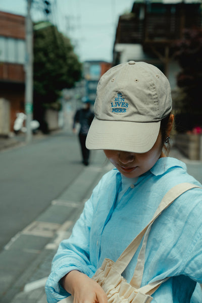 The SUN LIVES HERE キャップ ベージュ｜公式グッズ / Cap Beige