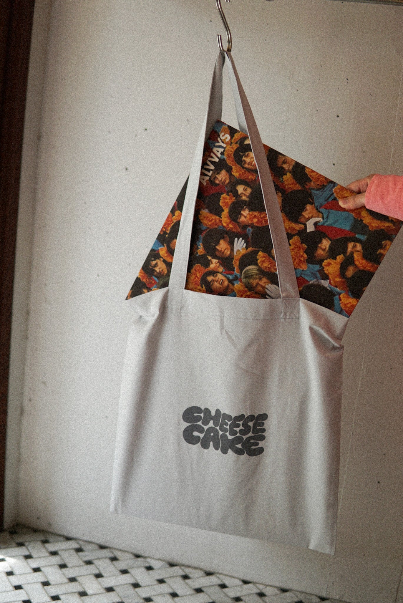 The SUN LIVES HERE トートバッグ｜公式グッズ / Tote Bag – cafe The